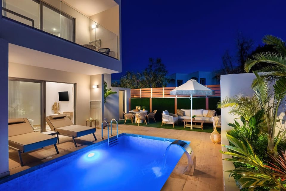 Property building, Natural landscape, Balcony/Terrace, Swimming pool, sunbed