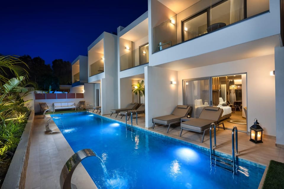 Property building, Swimming pool, sunbed