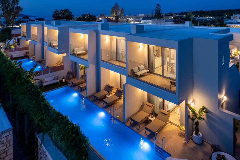Property building, Balcony/Terrace, Swimming pool, sunbed