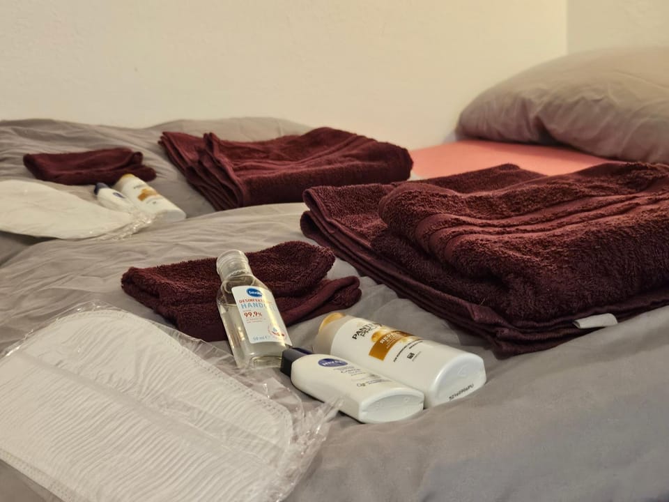 Bed, towels