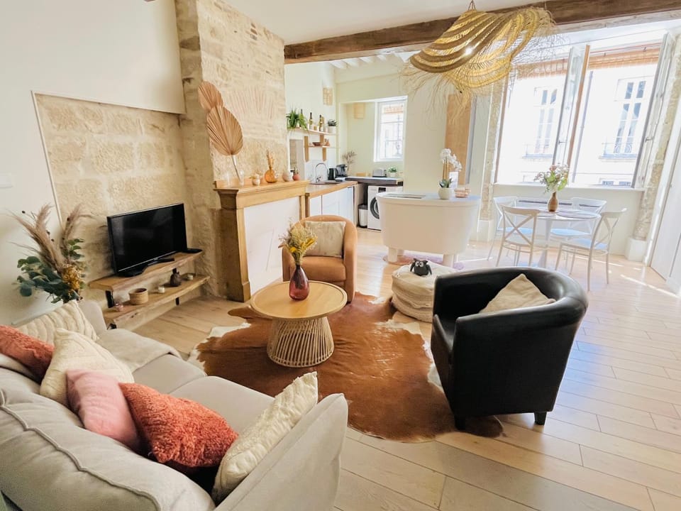 TV and multimedia, Kitchen or kitchenette, Living room, Seating area, Dining area, stove, kitchen