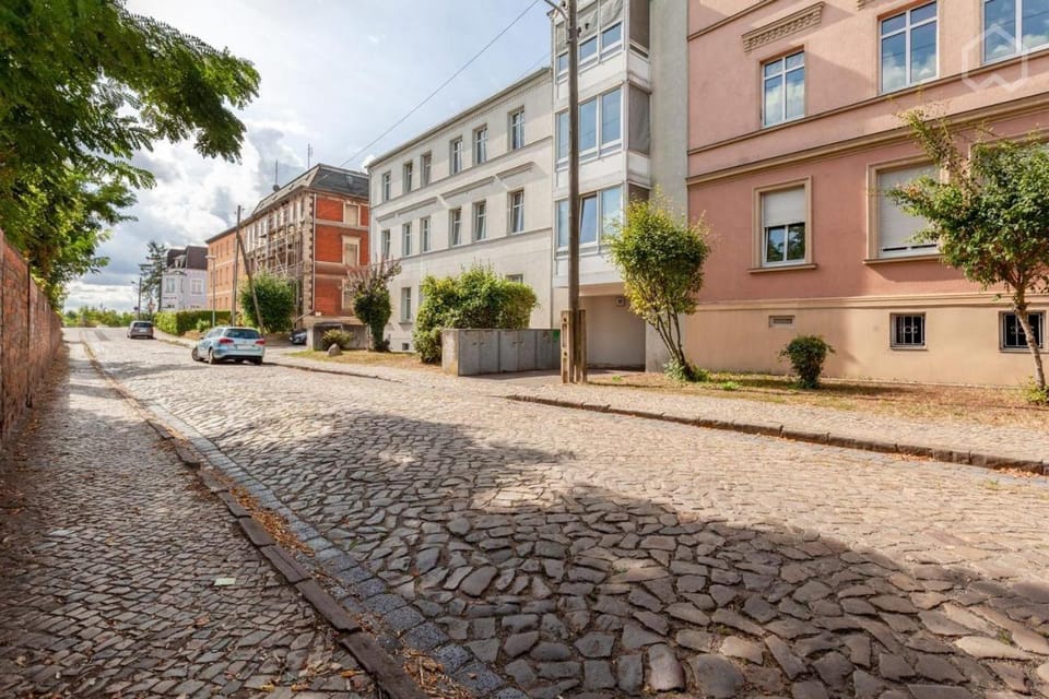 Property building, Day, Neighbourhood, Street view, Location, Parking