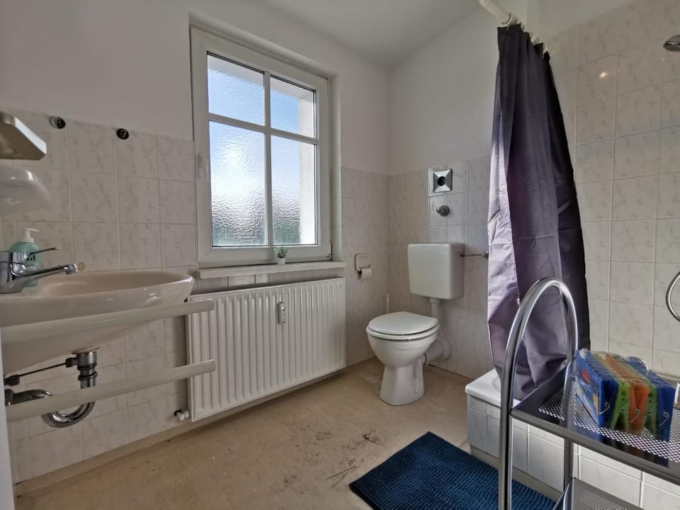Shower, Toilet, Bathroom, Bath, towels