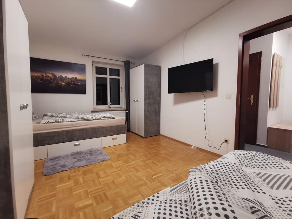 Bed, TV and multimedia, Photo of the whole room, Bedroom, wardrobe