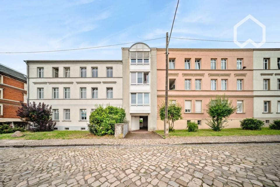 Property building, Day, Location