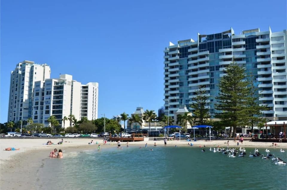 Broadwater Waterfront Balcony near Sea World Apartment in Main Beach