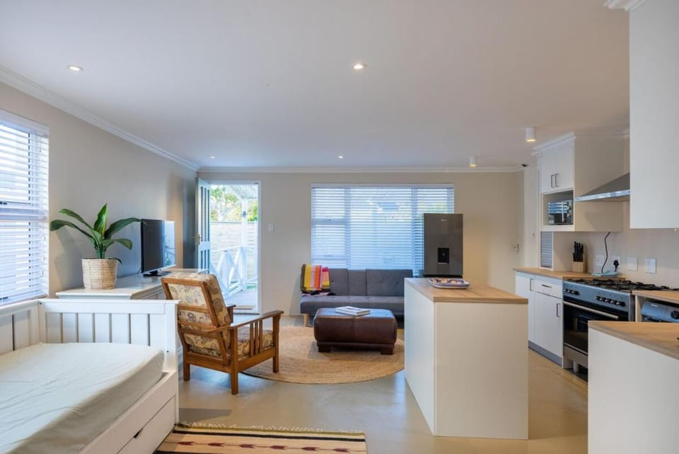 Kitchen or kitchenette, Seating area