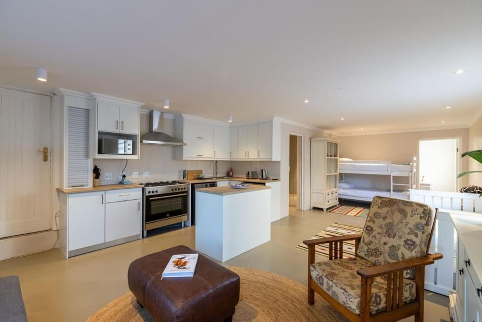 Kitchen or kitchenette, Seating area, bunk bed