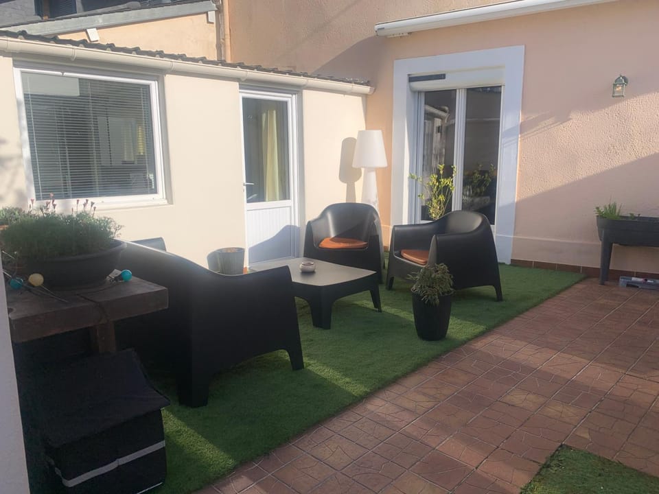 Maison complete proche circuit centre ville 8 a 10 personnes 4 chambres 2 salle de bain Villa in Le Mans