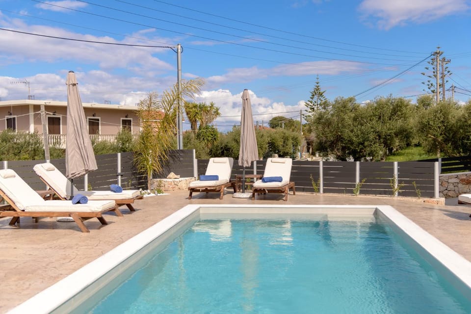 Patio, Swimming pool, sunbed