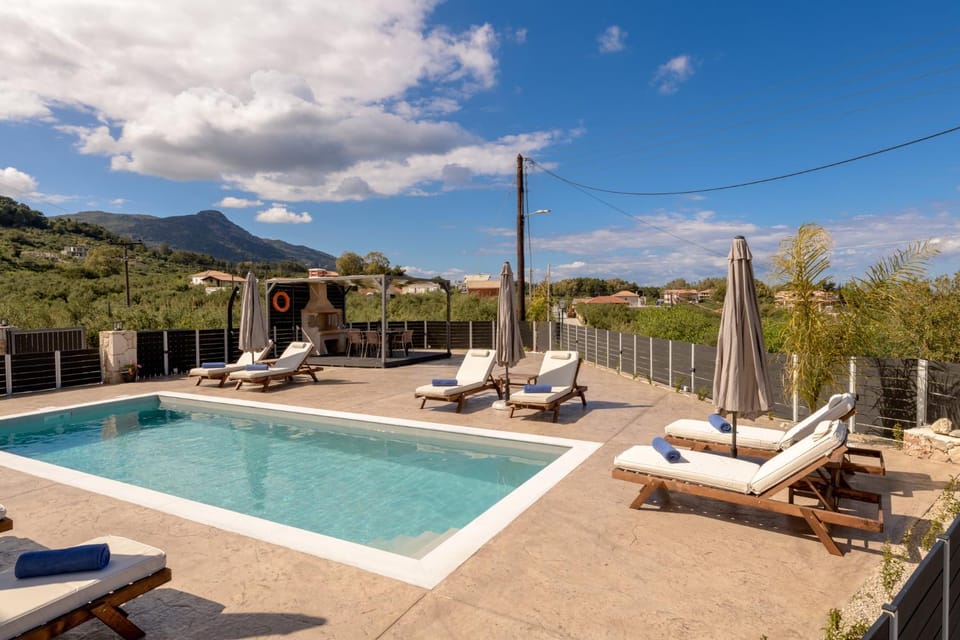 Patio, Swimming pool, sunbed