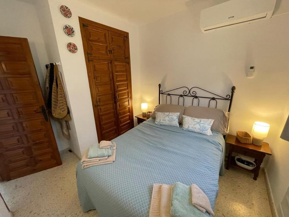 Bed, Bedroom, air conditioner