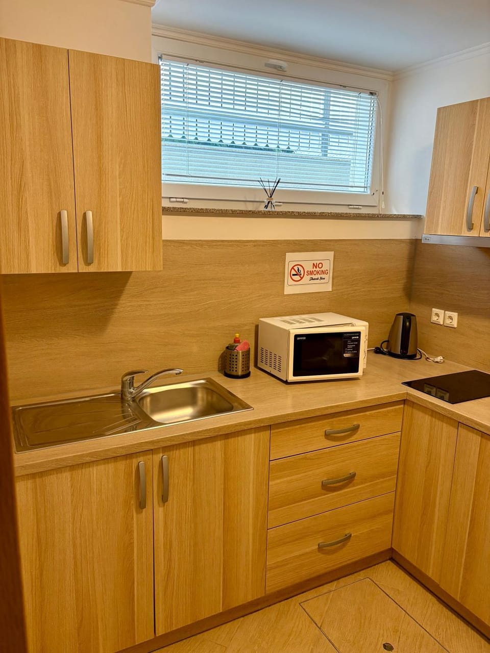Coffee/tea facilities, Kitchen or kitchenette, stove