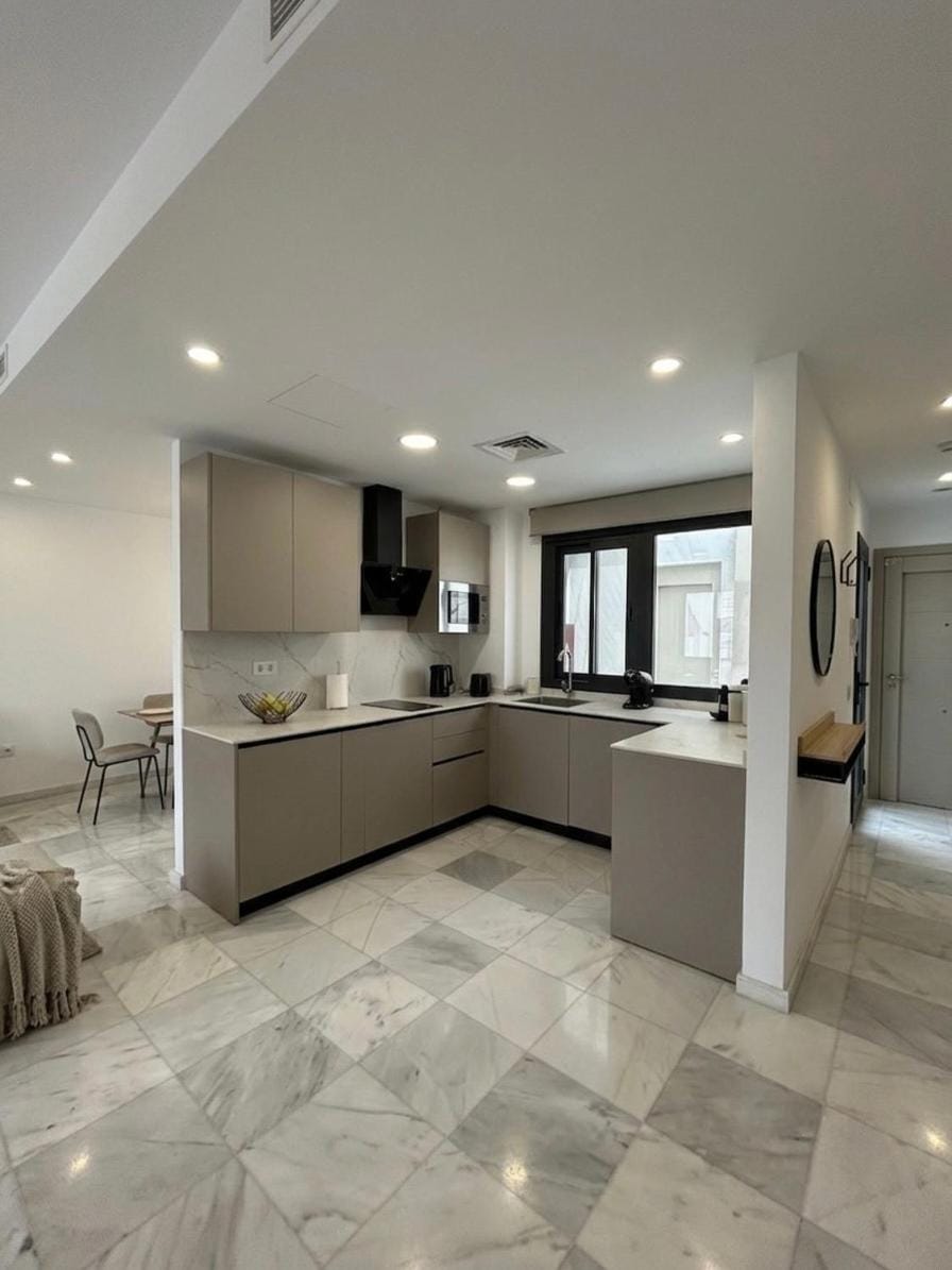 Kitchen or kitchenette, dishwasher, stove