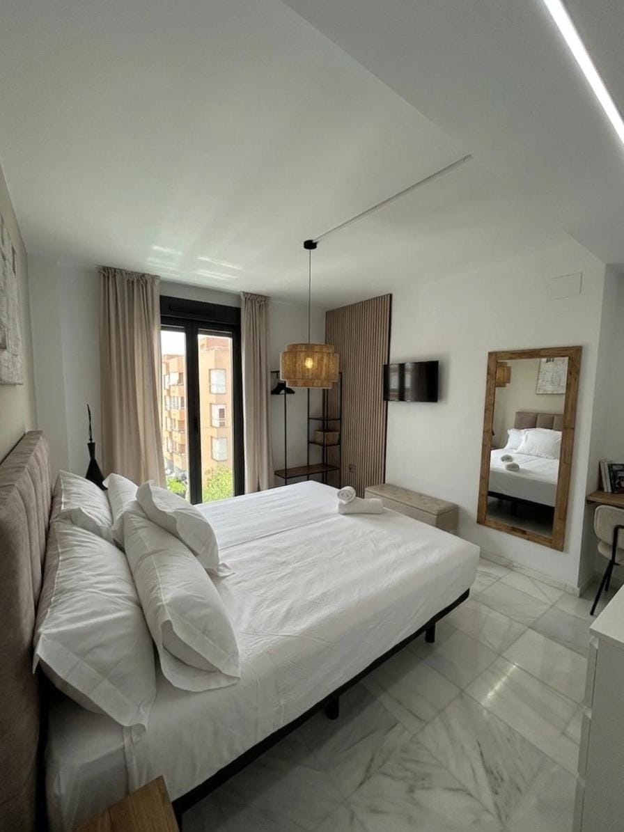 Bed, TV and multimedia, Photo of the whole room, Bedroom, towels