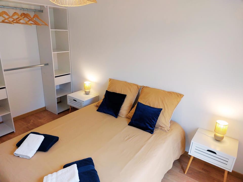 Photo of the whole room, Bedroom