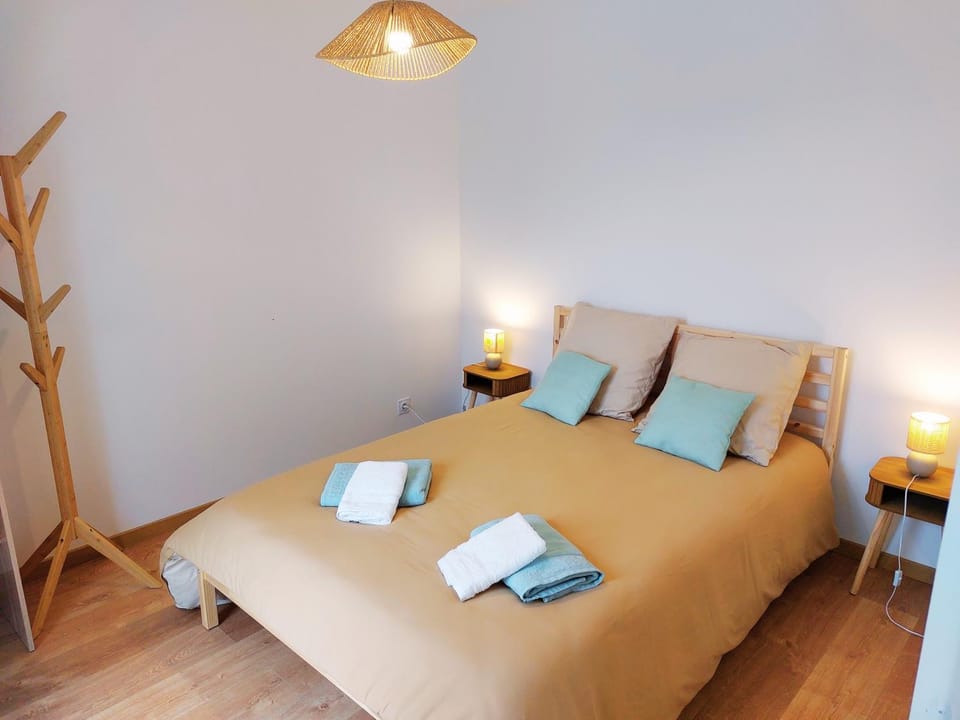 Photo of the whole room, Bedroom