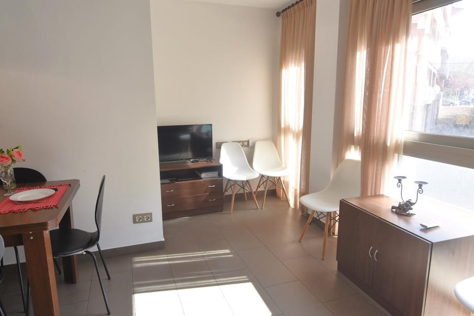 Communal lounge/ TV room, TV and multimedia, Dining area