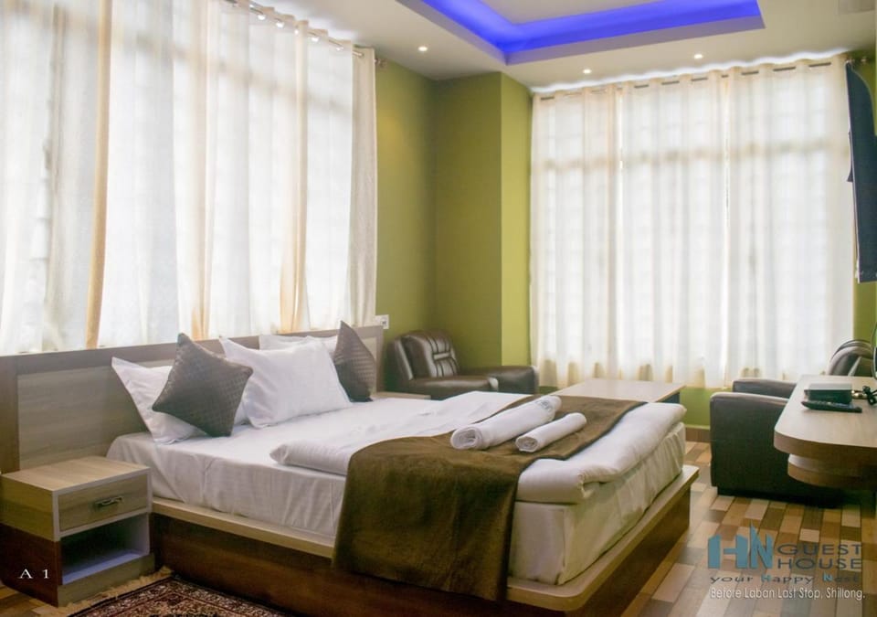 Bed, TV and multimedia, Seating area, Bedroom