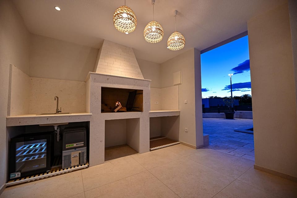 Kitchen or kitchenette, minibar
