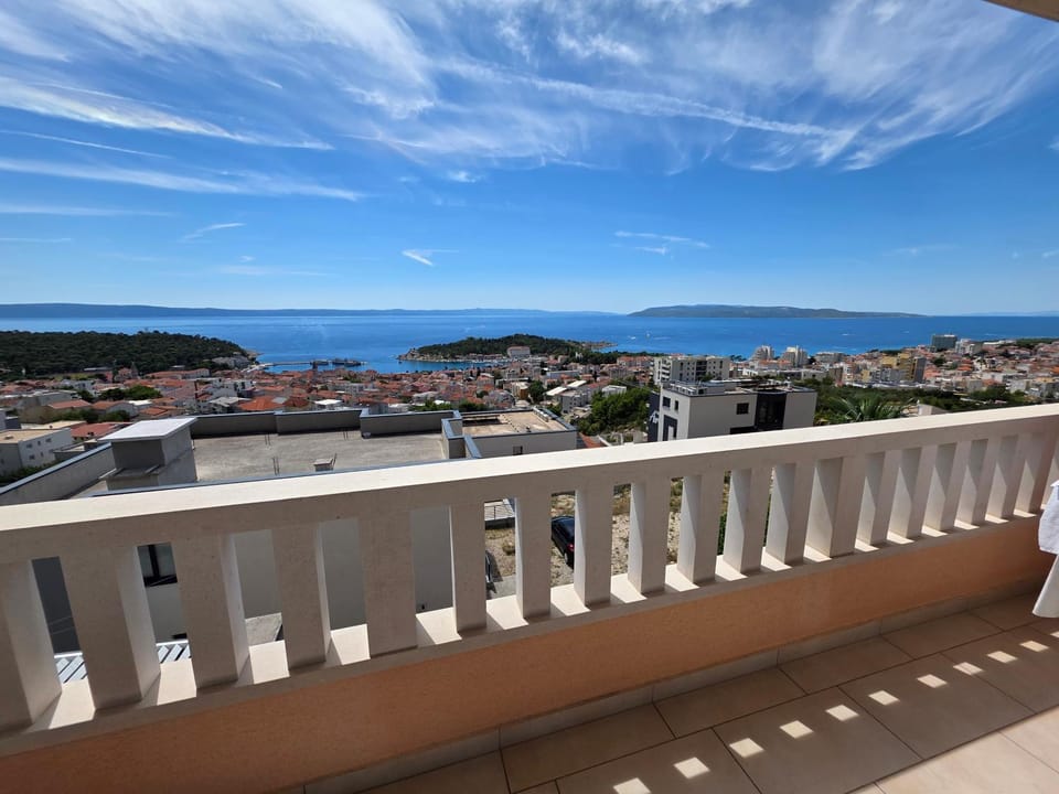 View (from property/room), Balcony/Terrace, City view, Sea view