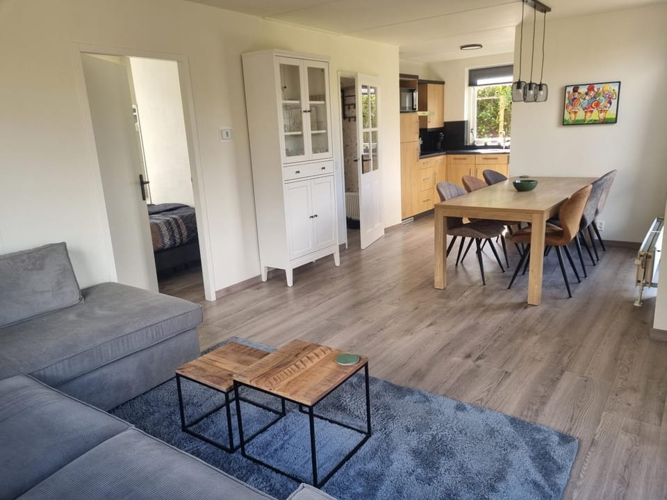 Kitchen or kitchenette, Living room, Seating area, Dining area
