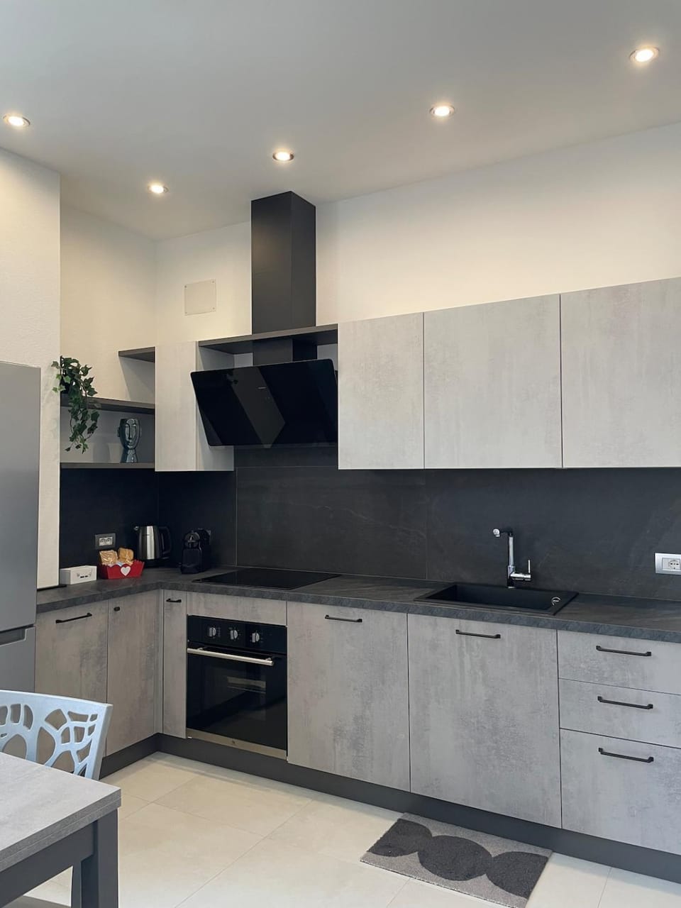 Kitchen or kitchenette, dishwasher, stove