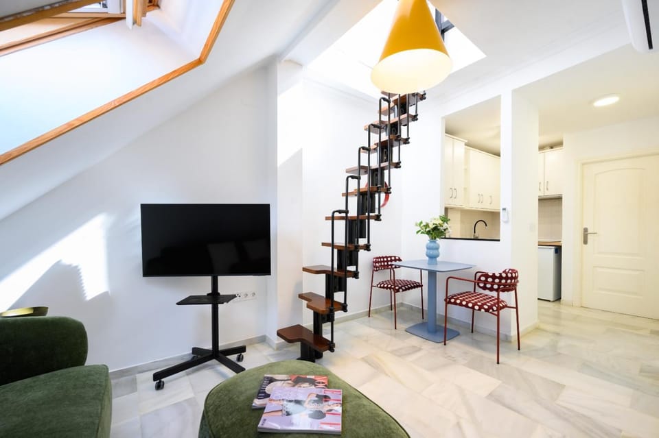 TV and multimedia, Kitchen or kitchenette, Living room, Seating area, Dining area, heating, heating, air conditioner, air conditioner