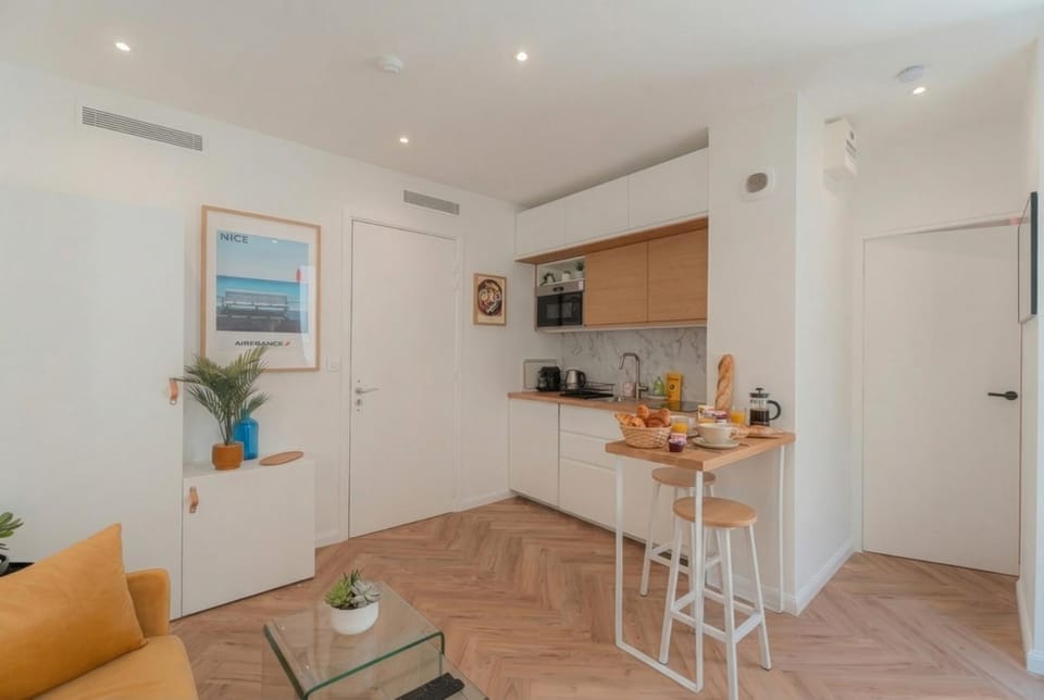 Coffee/tea facilities, Kitchen or kitchenette, Food and drinks, Seating area, Dining area, stove