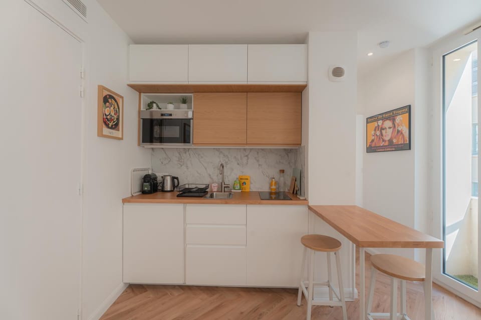 Coffee/tea facilities, Kitchen or kitchenette, Dining area, stove