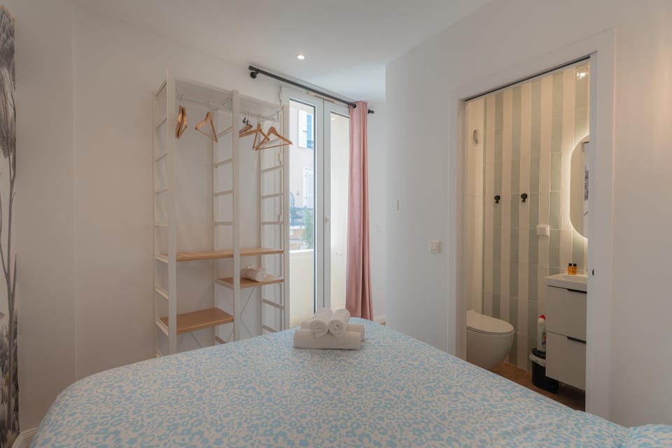 Shower, Bed, Bathroom, Photo of the whole room, Bedroom, towels, wardrobe