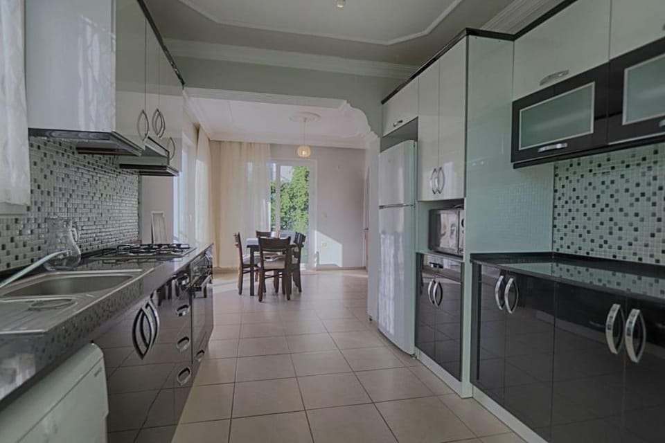 Dining area, kitchen