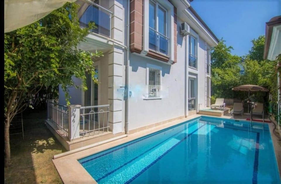 Property building, Swimming pool