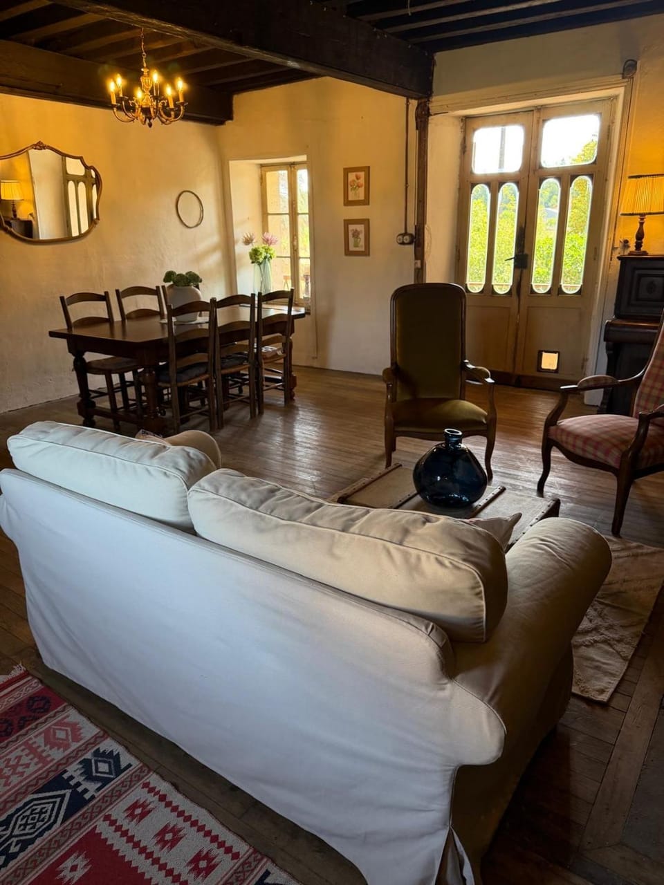 Seating area, Dining area
