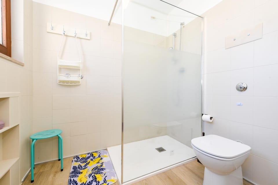 Shower, Toilet, Bathroom, bidet, towels