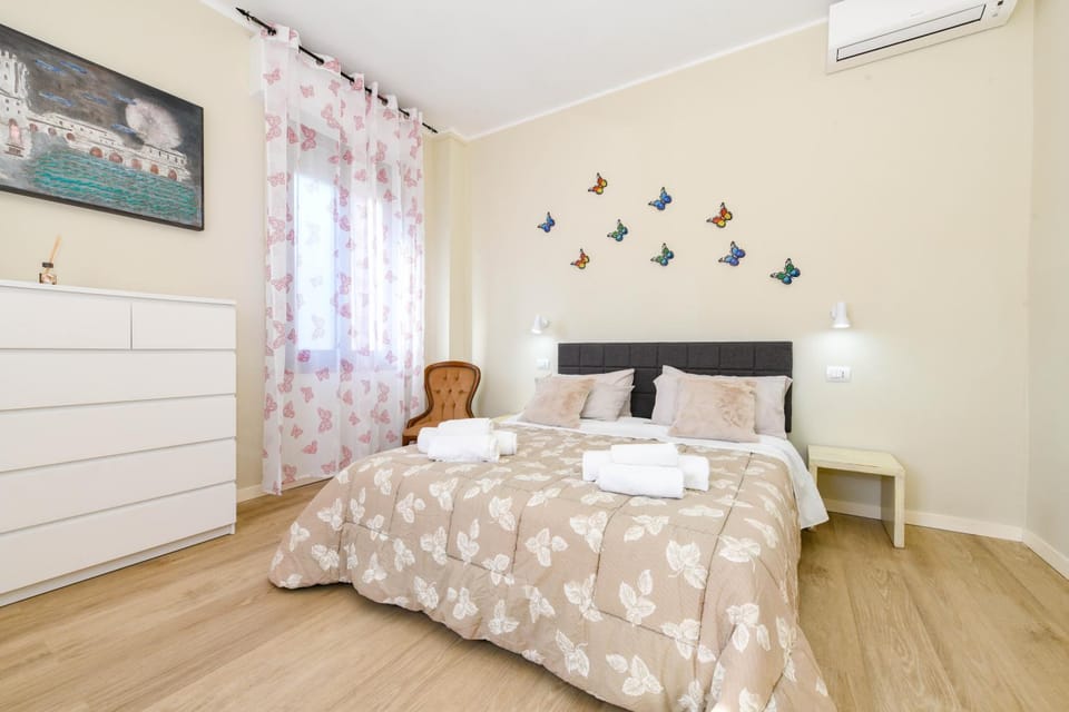 Bed, Photo of the whole room, Bedroom, towels, air conditioner