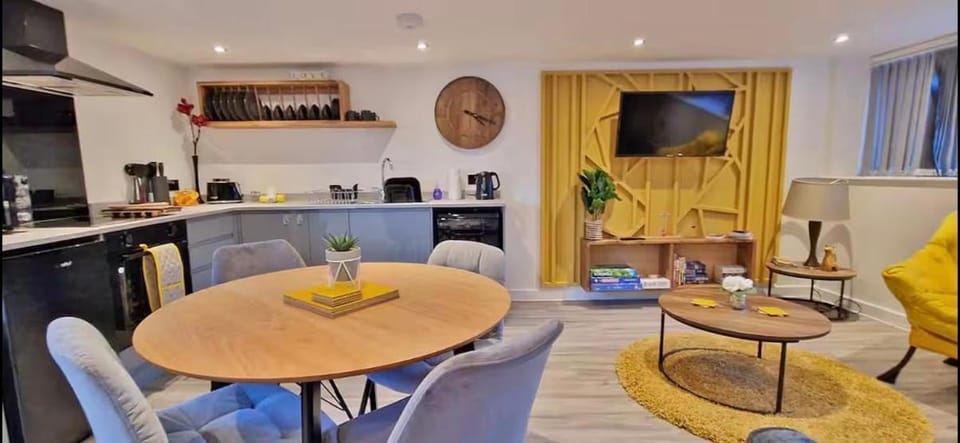 TV and multimedia, Kitchen or kitchenette, Living room, Seating area, Dining area, oven