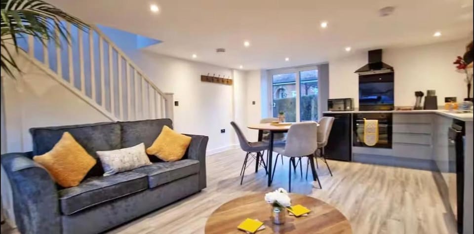 Kitchen or kitchenette, Living room, Seating area, Dining area