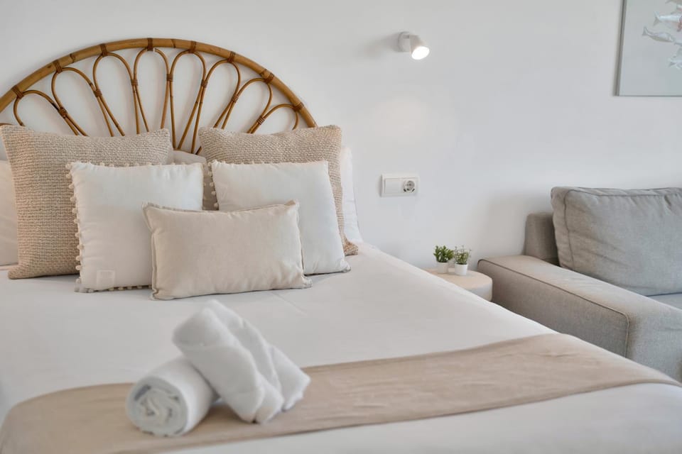 Bed, Living room, Photo of the whole room, Bedroom, towels
