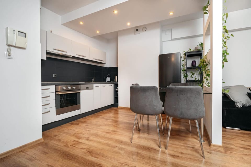Kitchen or kitchenette, Dining area, dishwasher, oven