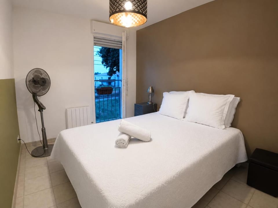 Appartement bord du canal avec piscine et parking couvert Apartment in Aigues-Mortes