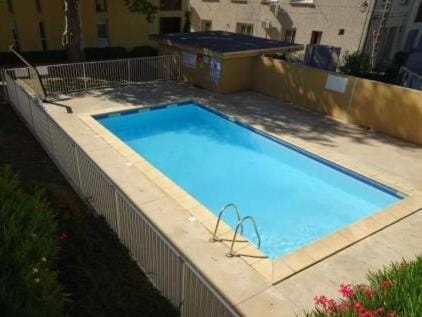 Appartement bord du canal avec piscine et parking couvert Apartment in Aigues-Mortes