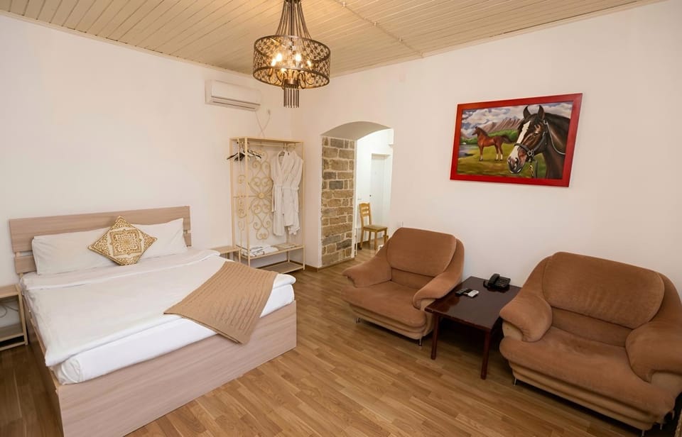 Bed, Photo of the whole room, Seating area
