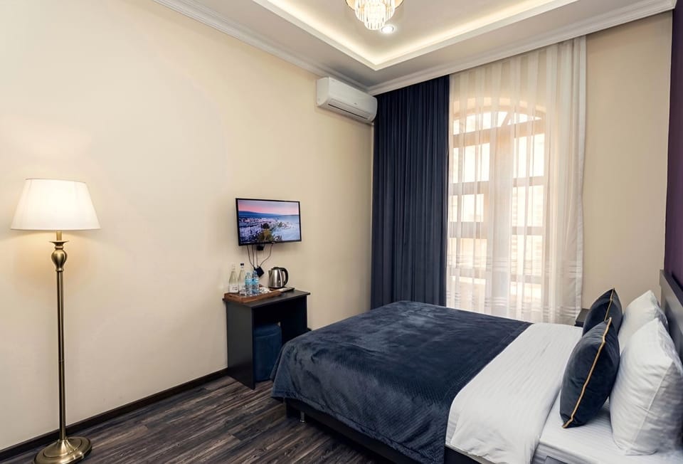 Bed, TV and multimedia, Photo of the whole room
