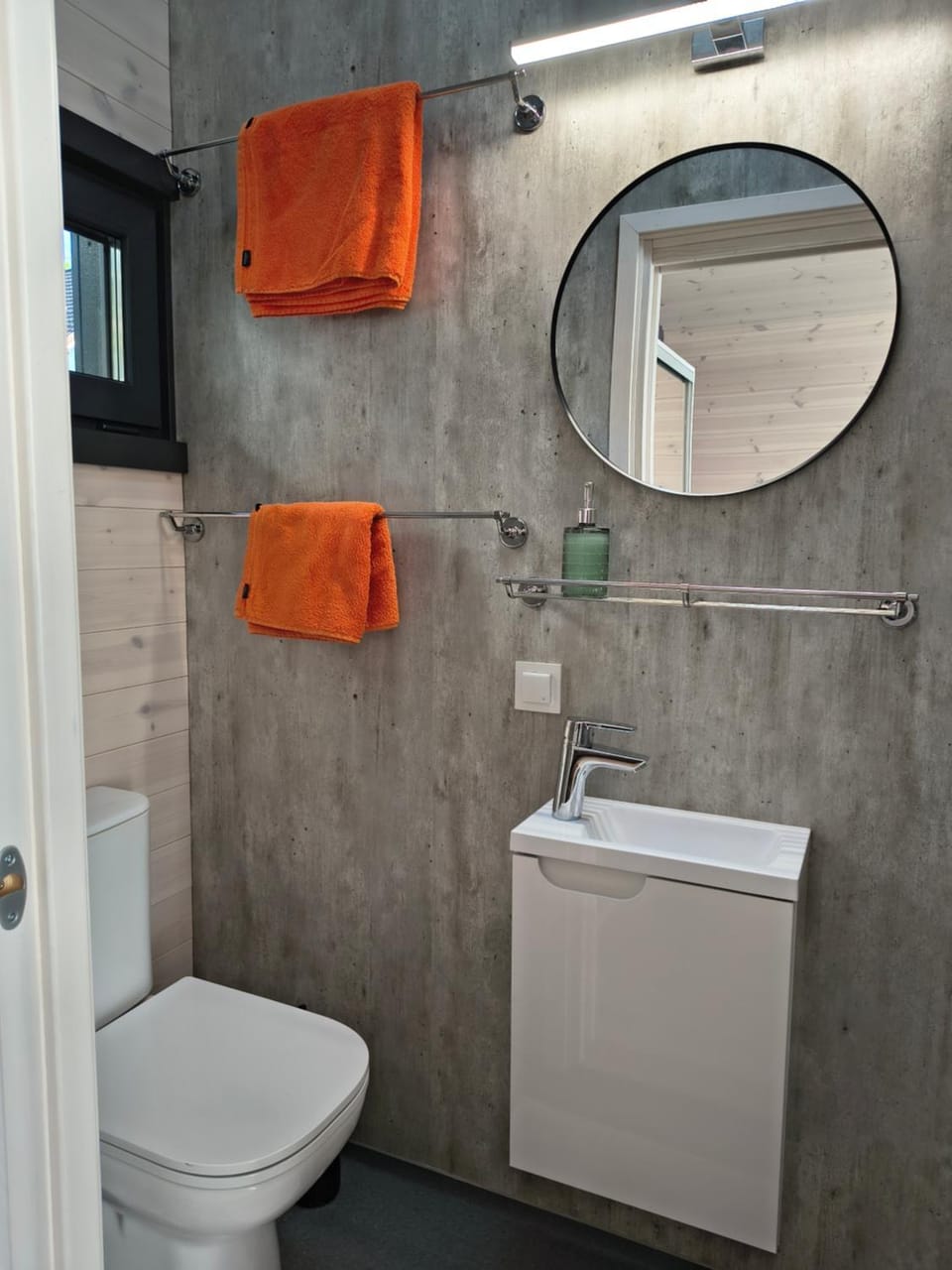 Toilet, Bathroom, towels