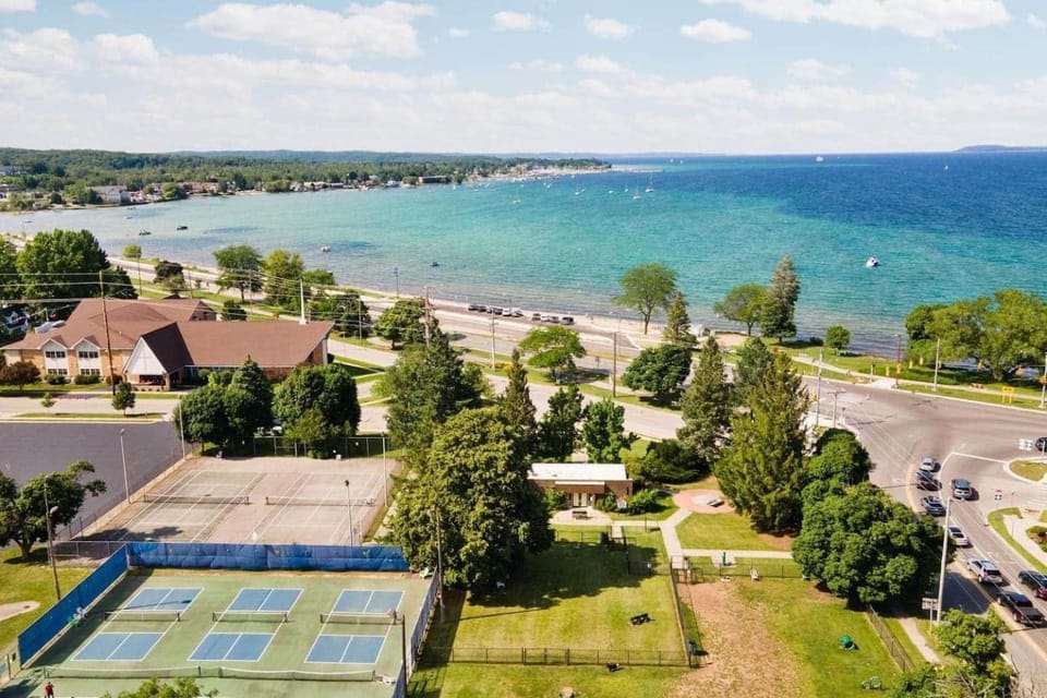 1 Block to Beach | Bikes, Wellness & More House in Traverse City