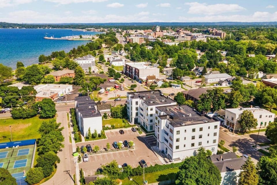 1 Block to Beach | Bikes, Wellness & More House in Traverse City