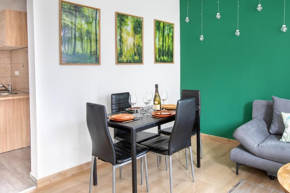 Living room, Food and drinks, Seating area, Dining area