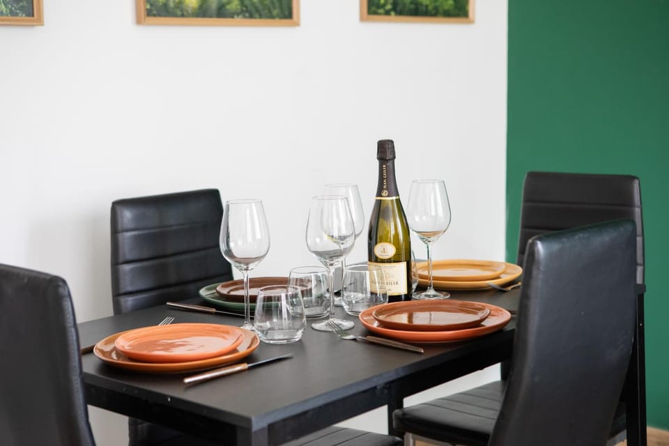 Living room, Food and drinks, Seating area, Dining area, Food, Drinks
