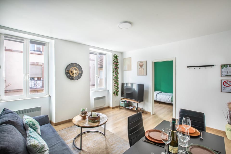 Communal lounge/ TV room, TV and multimedia, Living room, Seating area, Dining area